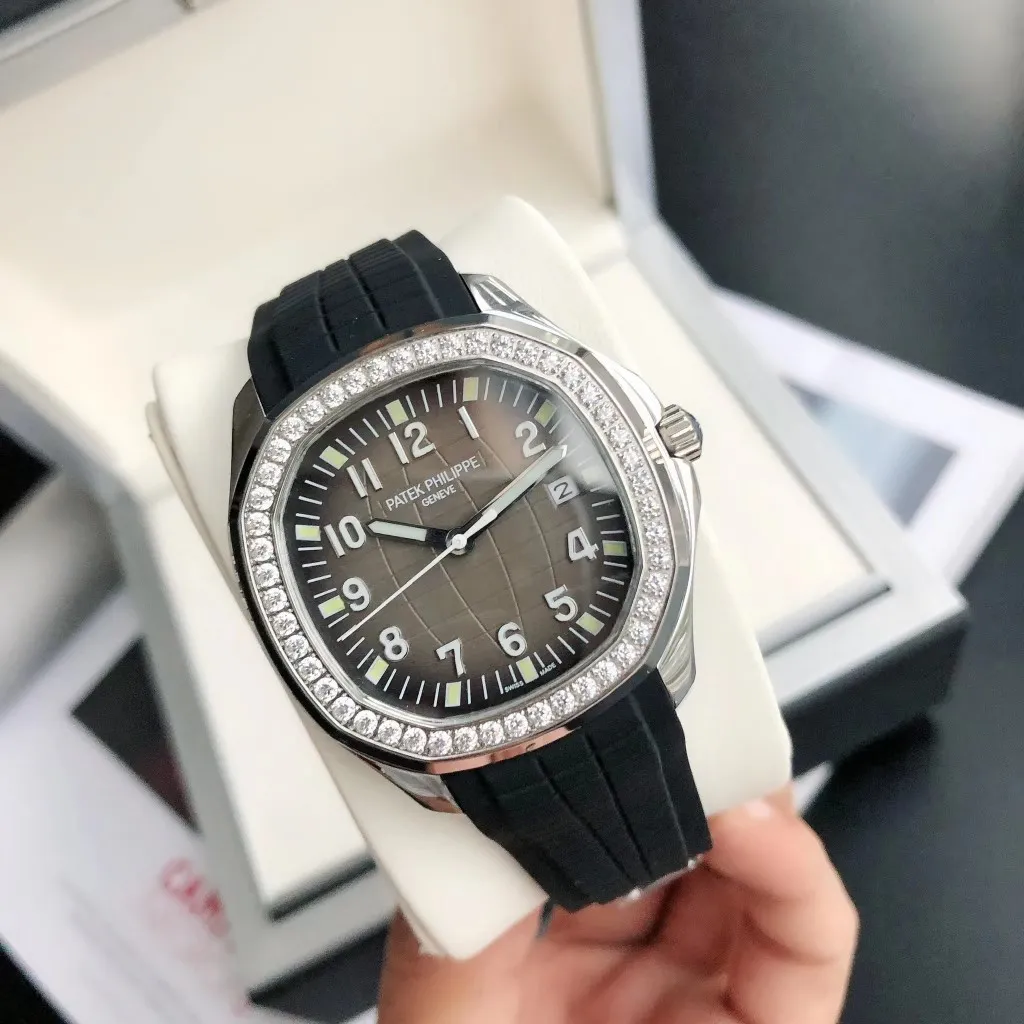 【High-end replica】💰1240! Patek Philippe's popular "Grenade" men's watch, new feedback is coming. Upgrade 1️⃣: Replace with super scratch-resistant sapphire glass mirror. Upgrade 2️⃣: Add original synchronized silicone bracelet with original buckle. Upgrade 3️⃣: Add new Swarovski crystal diamond ring. [Movement] Paired with imported fully automatic Citizen 8215 high-end movement, stable and cost-effective advantage, 0️⃣repair concerns, corrected original synchronized pendulum. [Case] The CNC process of the 316L stainless steel case restores the original shell shape and curvature one to one, and pursues the original 0️⃣ gap to the extreme. [Bracelet] Adopts an imported rubber strap, a customized ergonomic bracelet, and an original buckle. [Dial] Adhering to the exquisiteness of the big manufacturers, we strictly pursue the gap between the text lines, the thickness of the scale, and the luminous color, and strive to synchronize the 0️⃣ gap with the original.